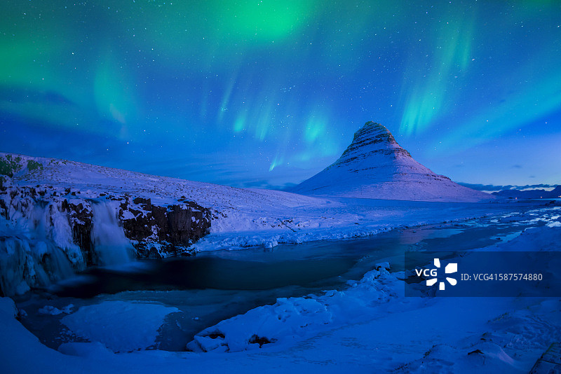 冰岛Kirkjufell山的北极光图片素材