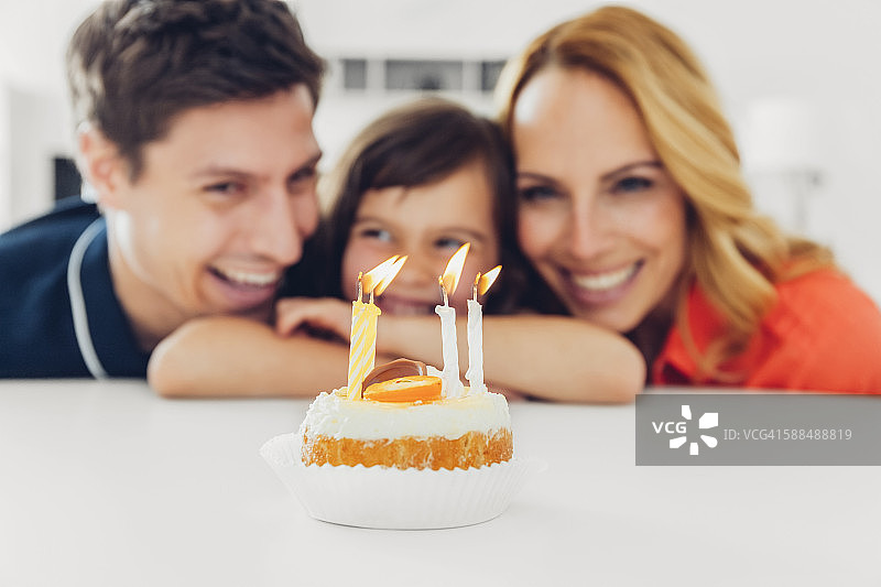 一家人和女儿用蜡烛庆祝生日图片素材