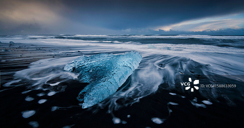 黑沙滩上的冰川冰山图片素材