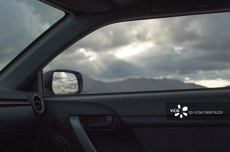 汽车内部与云在背后的背景图片素材