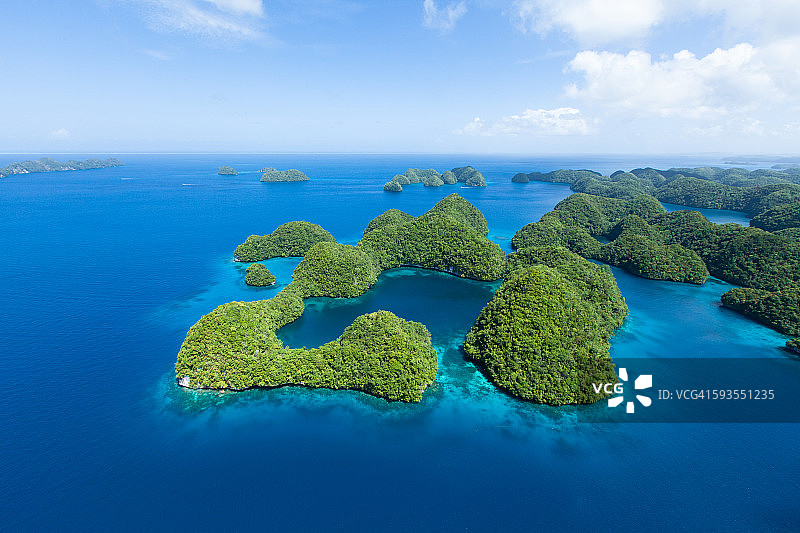 鸟瞰图帕劳岩石岛屿和热带海洋图片素材
