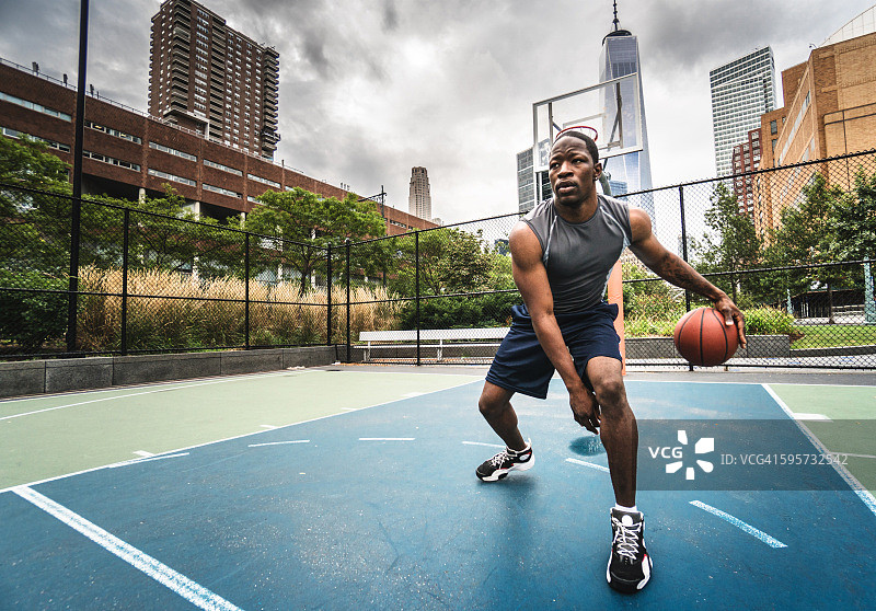 纽约市球场上的街头篮球运动员图片素材