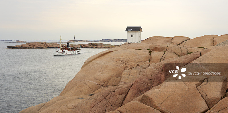 岩石海岸上的小建筑图片素材