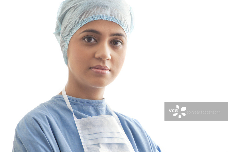 一个自信的女性外科医生在白色背景孤立的特写肖像图片素材