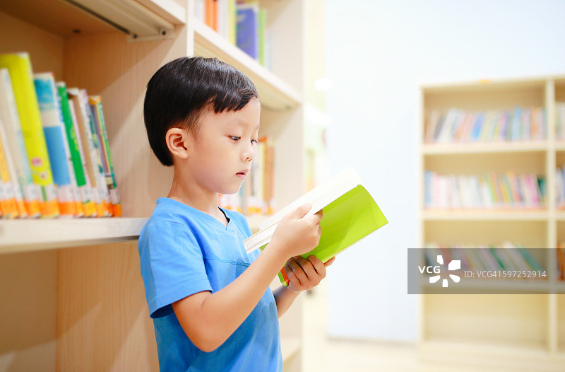 可爱的亚洲儿童在图书馆图片素材