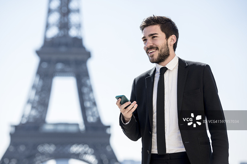 巴黎商人用智能手机拍照图片素材