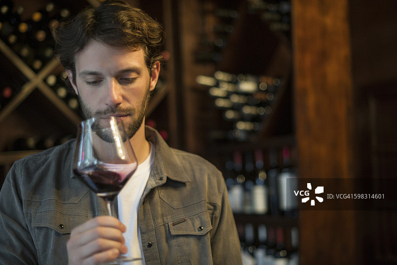 品酒师评价一杯葡萄酒的质量图片素材