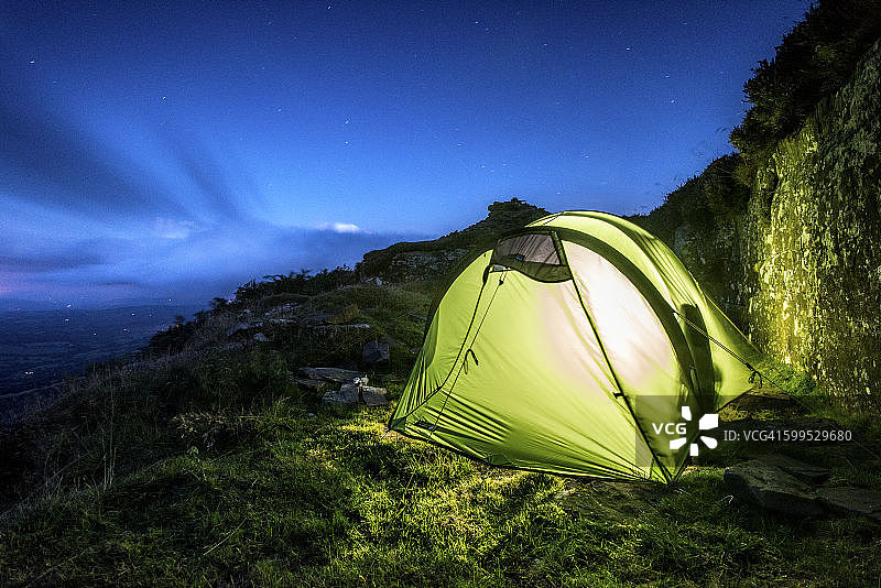 野外露营在布莱克山在布莱克山之间的边界英格兰和威尔士。图片素材