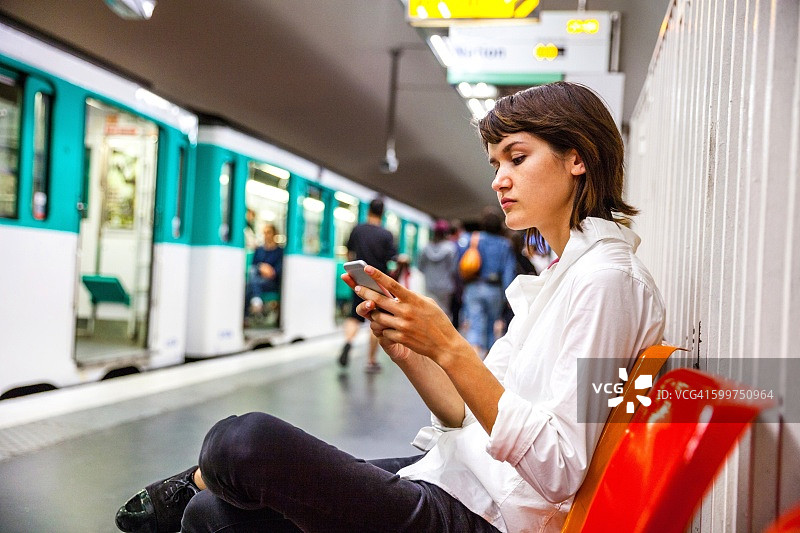 在法国巴黎等待火车的妇女通勤图片素材