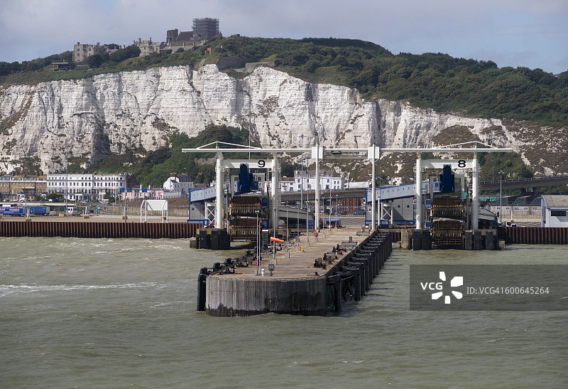 欧洲，英国，英格兰，肯特，多佛地区，多佛白色悬崖与港口和城堡在远处图片素材