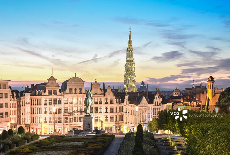 布鲁塞尔黄昏的天际线和雄伟的哥特式市政厅钟楼被浪漫的天空照亮，比利时布鲁塞尔图片素材