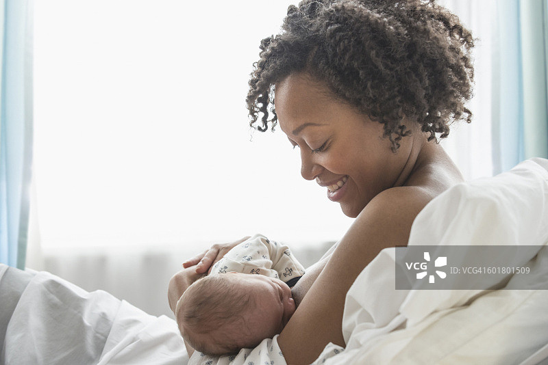 混合种族的母亲哺育新生婴儿图片素材