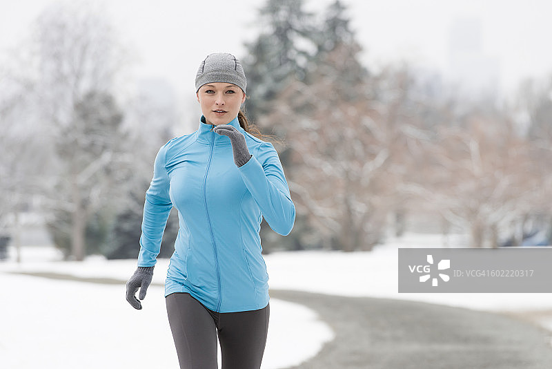 女人在冬天跑步图片素材