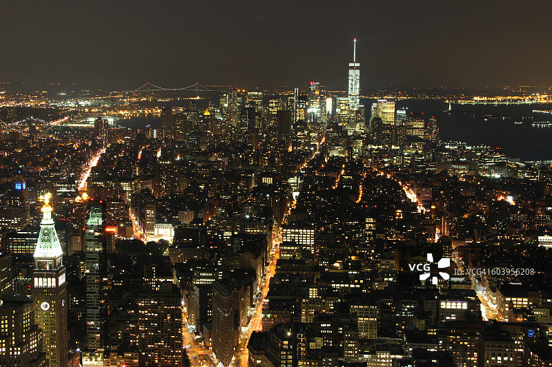 美国，纽约，纽约，曼哈顿，曼哈顿下城晚上的天际线图片素材