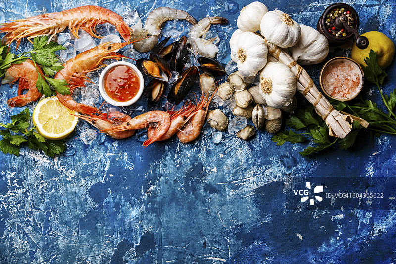 海鲜拷贝空间背景与新鲜的生虾，蛤蜊，贻贝，Vongole，虾和配料图片素材