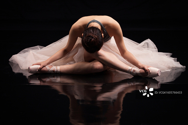 芭蕾舞演员优雅地摆姿势跳芭蕾舞图片素材