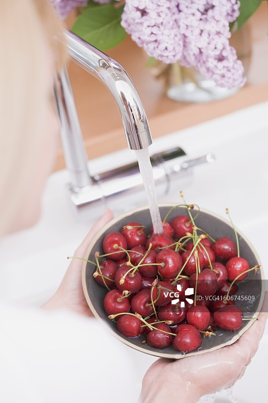 樱桃在碗里洗图片素材