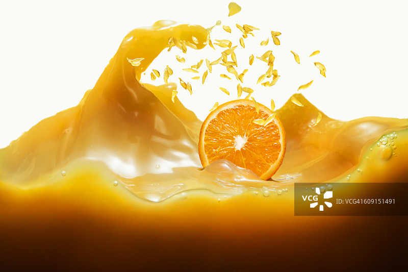 新鲜的橙汁在空气和橙汁波浪边图片素材