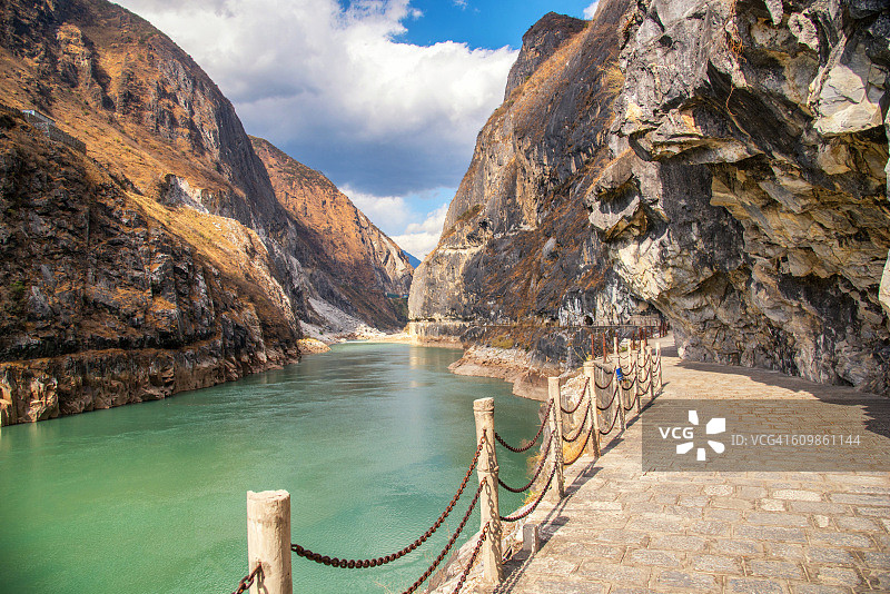 中国云南省丽江，世界上最深的山洞虎跳峡，通往岩石山的小径。图片素材