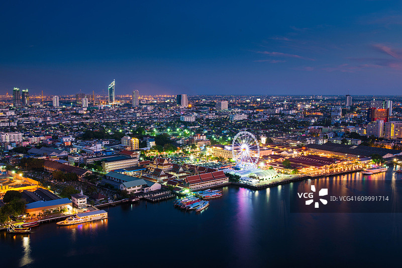 曼谷市景在商业区沿湄南河在黄昏时分，泰国图片素材