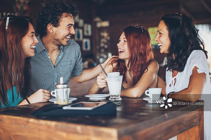 三个女孩和一个男人在咖啡馆聊天图片素材