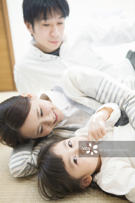 日本家庭躺在日式房间里图片素材