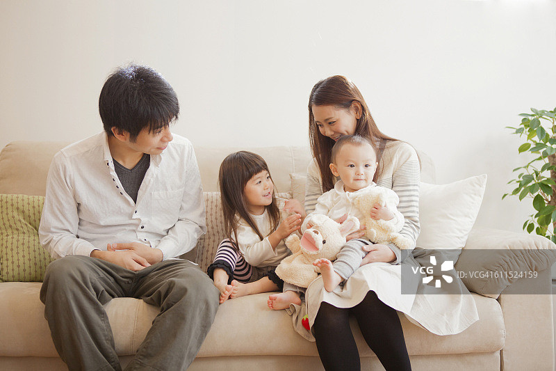 一个日本家庭坐在沙发上图片素材
