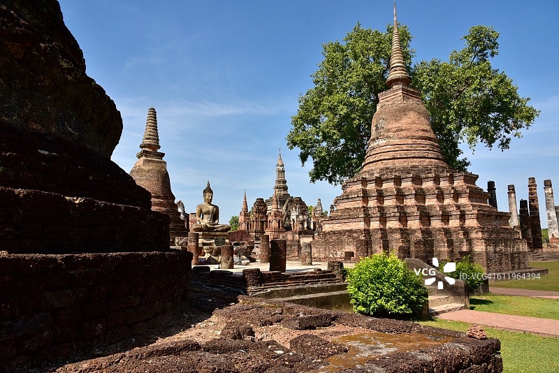 泰国，亚洲素可泰玛哈寺的佛塔图片素材