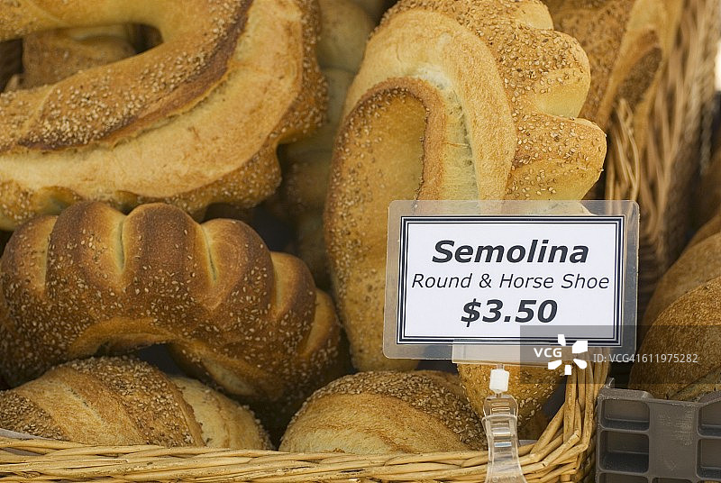 市场上标有价格标志的小麦粉面包图片素材