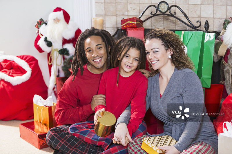 混血家庭庆祝圣诞节图片素材