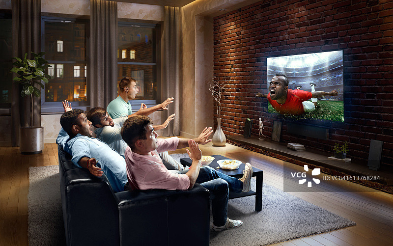 学生在电视上观看非常逼真的足球比赛图片素材