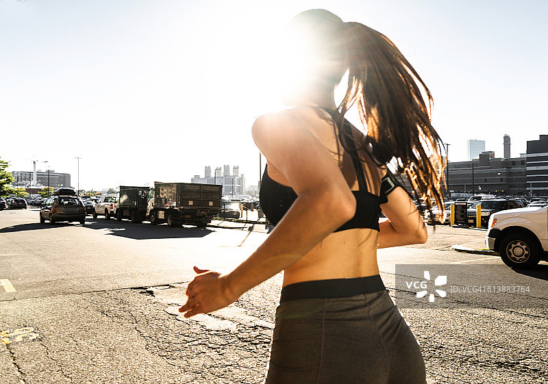 健身女性在城市里奔跑图片素材