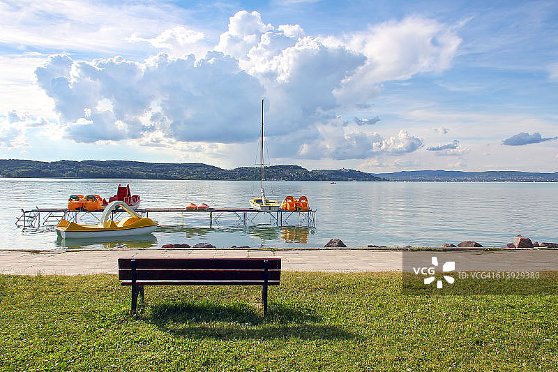 巴拉顿湖-海滩上的长椅图片素材