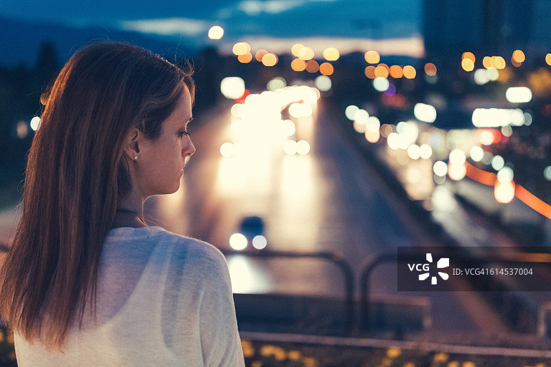 一个不幸的女人独自坐在桥上图片素材