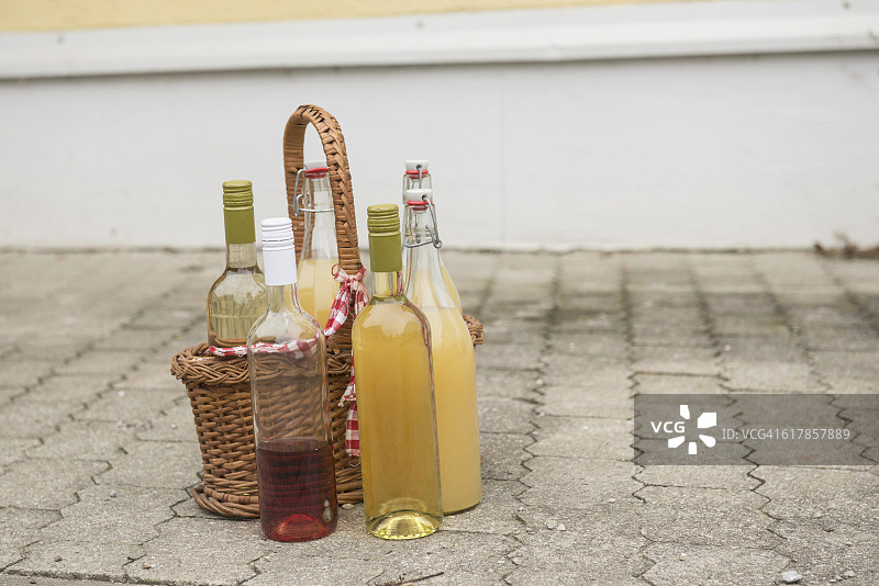 “装满苹果汁和玫瑰葡萄酒的篮子，巴伐利亚，德国”图片素材