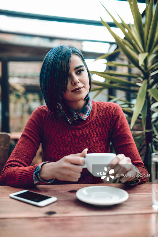 年轻女性在餐厅享受咖啡休息时间图片素材