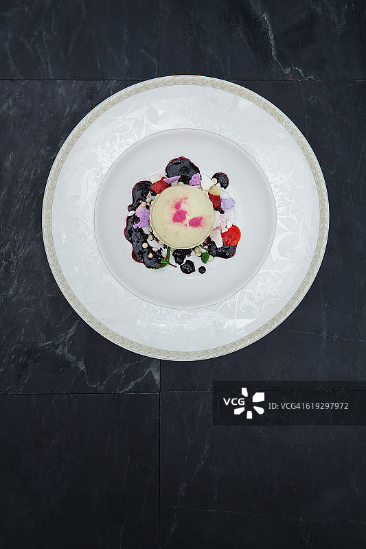 白巧克力球，浆果和蛋白霜图片素材