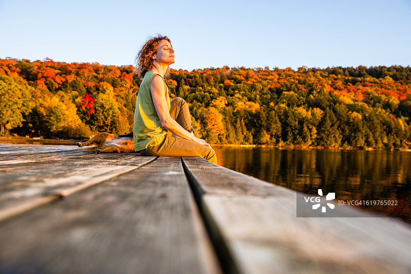 在加拿大湖边的户外放松的女人图片素材
