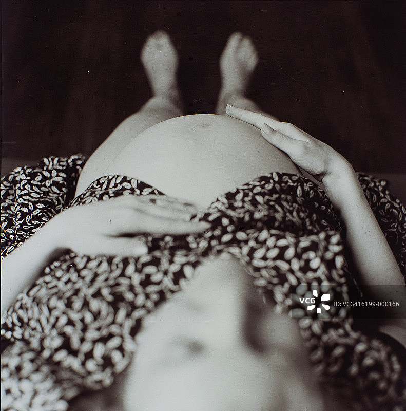 孕妇躺下图片素材