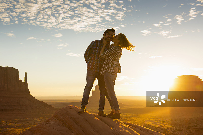 一对西班牙夫妇在遥远的沙漠岩石上接吻图片素材
