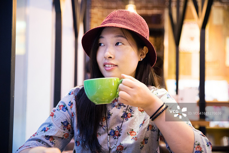 女人喝咖啡的特写，专注于手和杯子图片素材