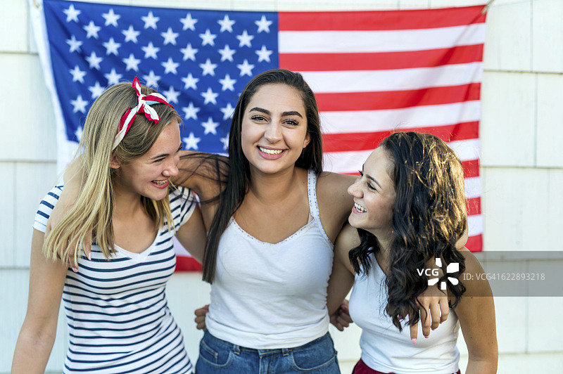 一群庆祝独立日的十几岁女孩图片素材