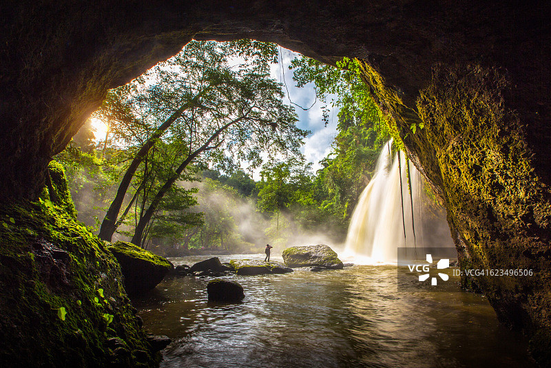 泰国Khao Yai国家公园的Haew Suwat瀑布，森林深处令人惊叹的美丽瀑布图片素材