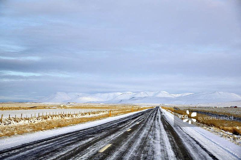 冰岛Sauðárkrókur附近的冬季公路图片素材