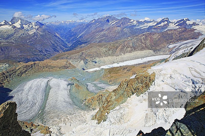 冰川上泽马特阿尔卑斯山谷瑞士村全景，瑞士阿尔卑斯山图片素材