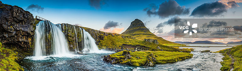岩石山峰下的瀑布在日出的冰岛Kirkjufell全景图片素材