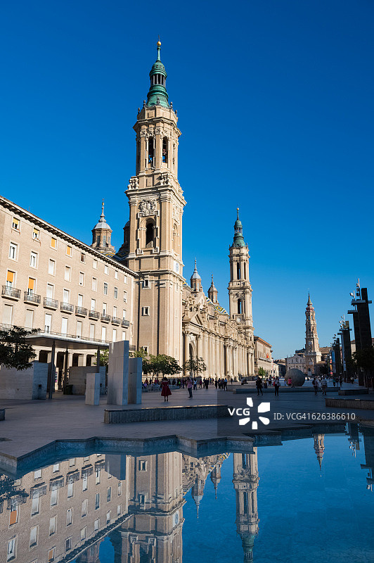 西班牙萨拉戈萨圣母大教堂的广角视图。图片素材
