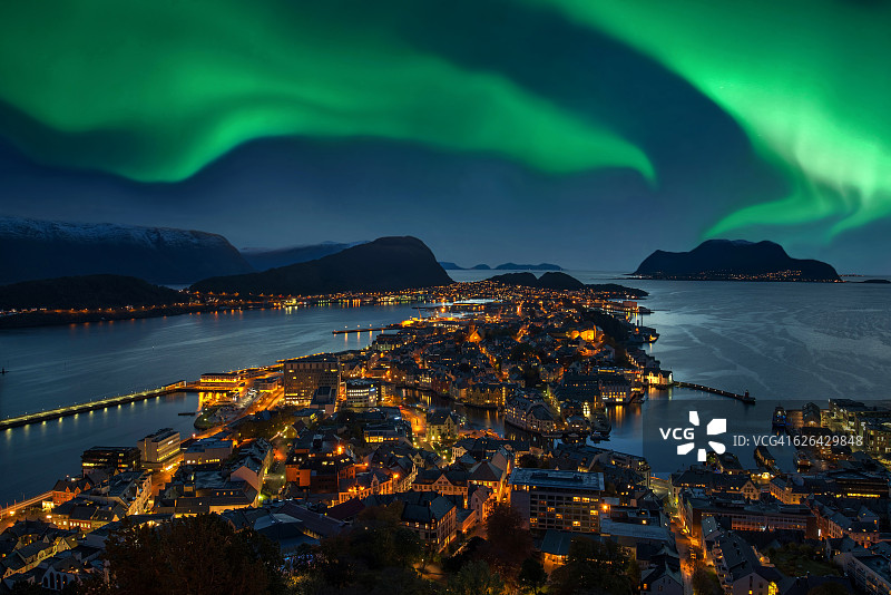 挪威奥勒松上空的绿色北极光图片素材