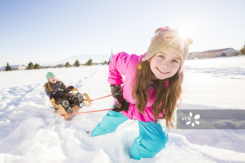 美国，犹他州，萨拉托加泉，孩子们(8-9,10-11)在雪中玩雪橇图片素材