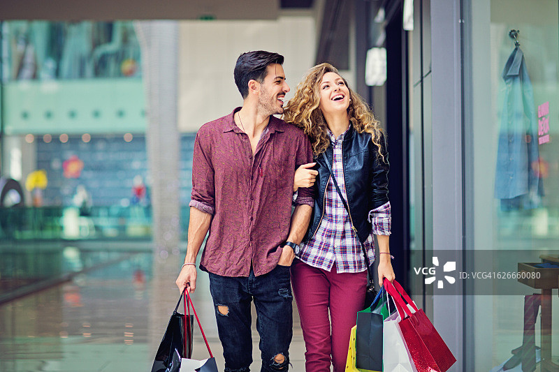 一对购物情侣走在购物中心里图片素材